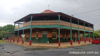 Former Yerong Hotel
Photo taken by Roderick Eime, Many Thanks Former Yerong Hotel